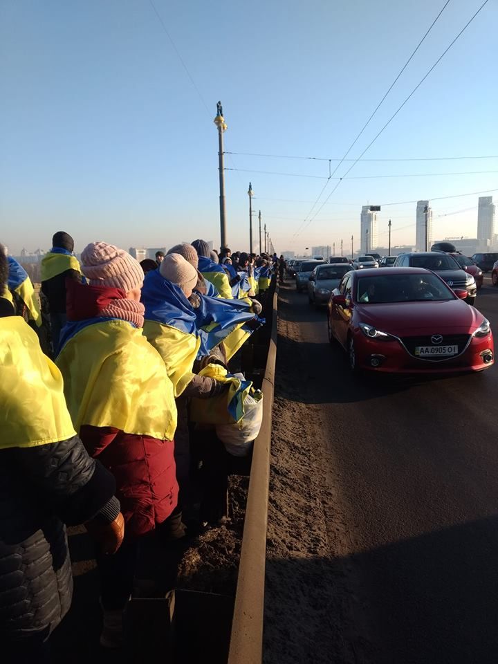 Это уже 12-ая Живая Цепь Соборности на мосту Патона. Фото: facebооk.com/ninel.suslova