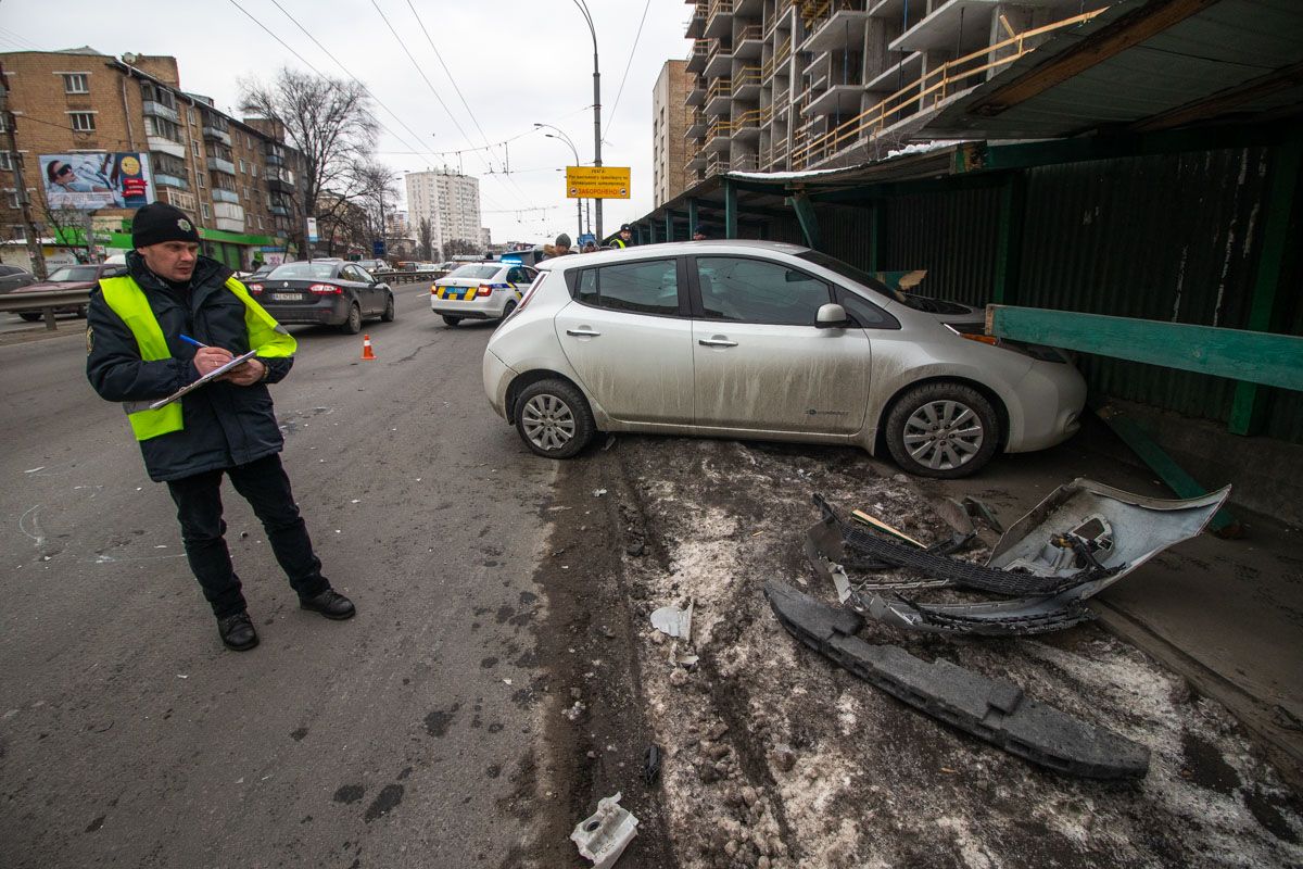 Nissan Leaf попал в переход от удара Volkswagen.