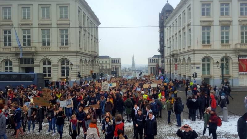 В Брюсселе протестуют десятки тысяч школьников. Фото: NOS