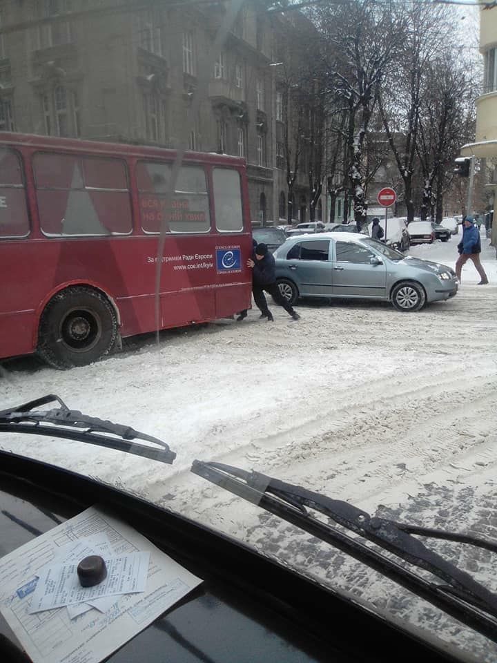 Во Львове выпало 20% от месячной нормы снега. Фото: facebоok.com/igor.zinkevych
