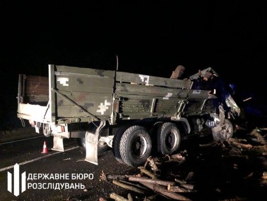 Два военных грузовика попали в ДТП. Фото:  Госбюро расследований