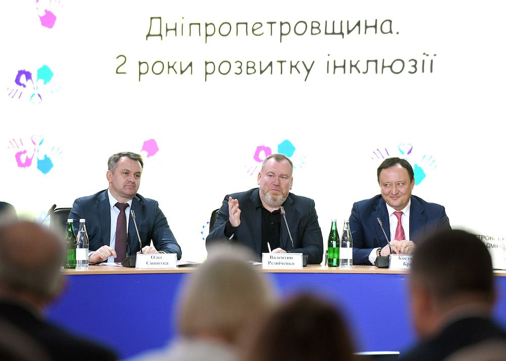 Валентин Резніченко (в центрі)