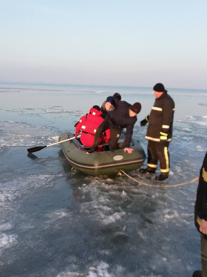 Детей догнали с помощью резиновой лодки.