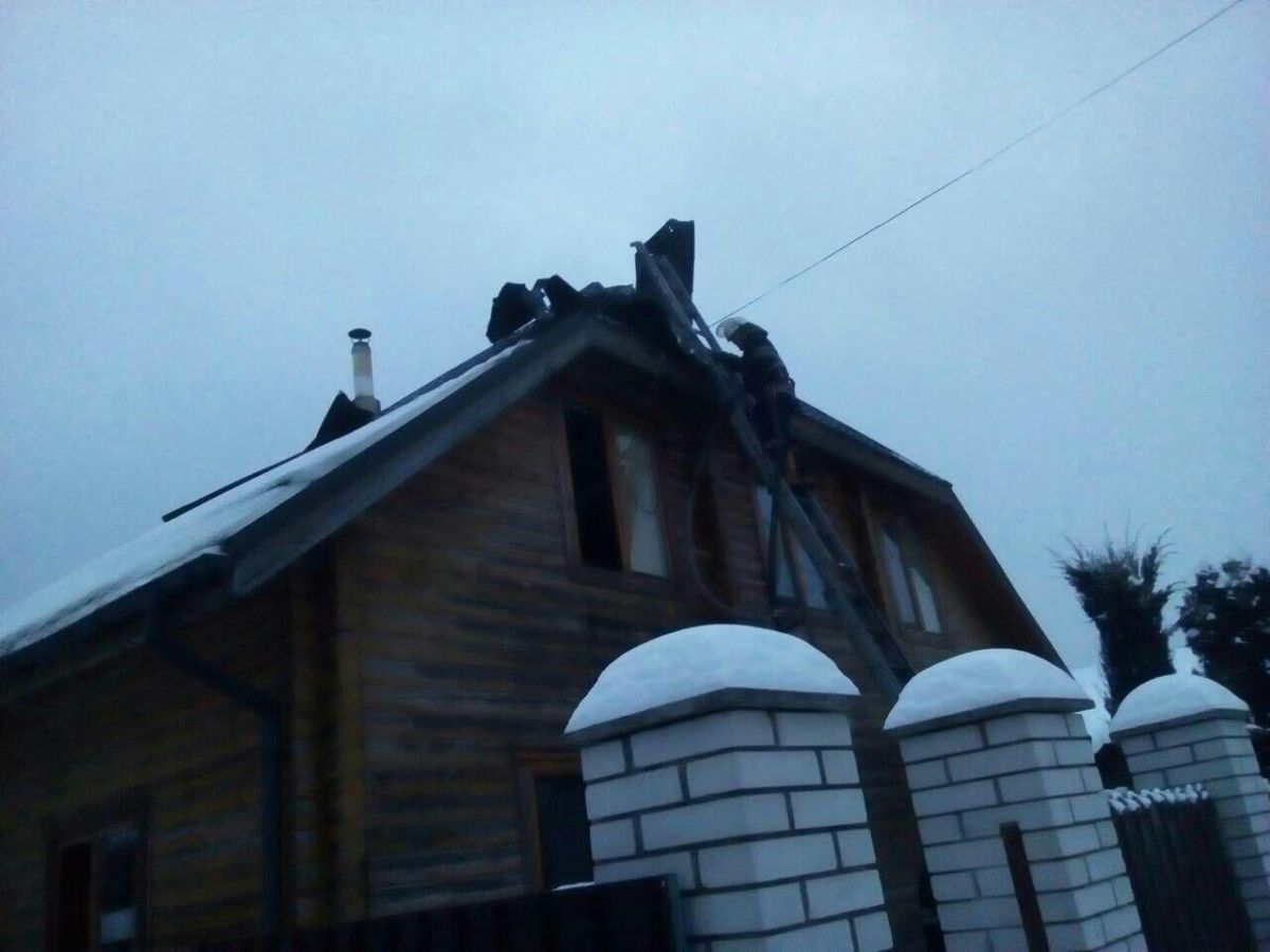 Огонь перекинулся на крышу.