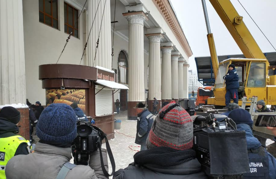 Вокзальную площадь в Киеве очистили от незаконных ларьков. Фото: Фейсбук/Андрей Андреев