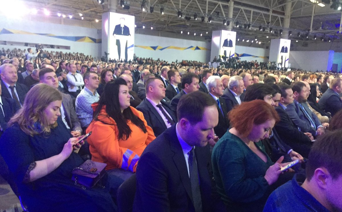 Альона Альона на форуме в оранжевой толстовке. Фото: twitter.com/S_Andrushko