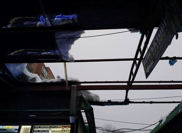 В Полтаве под весом снега обвалилась крыша рынка. Фото: Новини Полтавщини