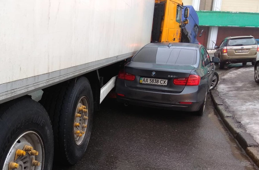 В Киеве водитель BMW пытался обогнать фуру и устроил ДТП. Фото: Главком