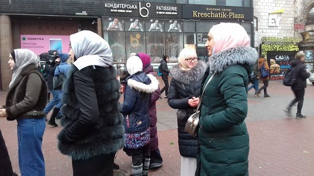 Организаторша рассказала, что чтобы оценить женщину, мужчине достаточно лица и кистей рук.