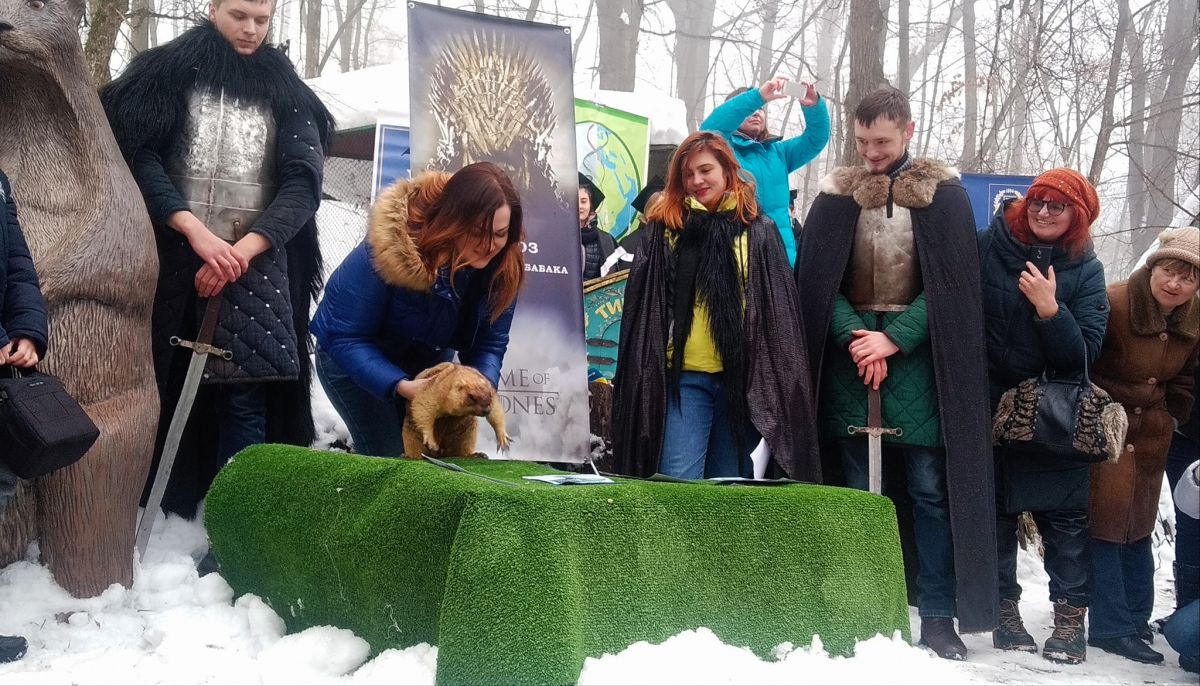 Весна прийде в квітні. 