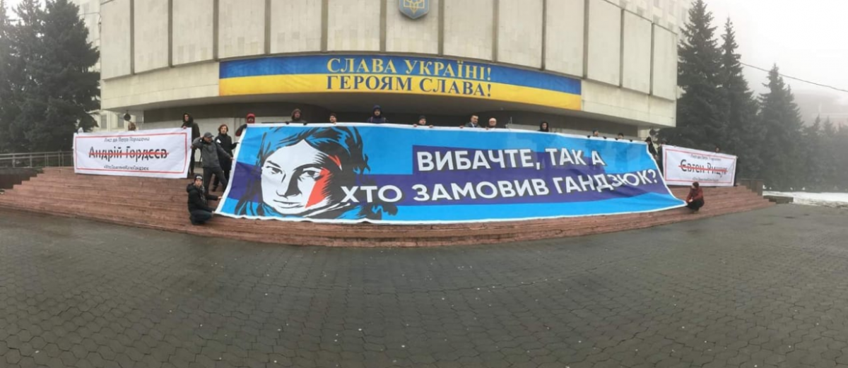 Петро Порошенко приніс документи в Центральну виборчу комісію, зайшовши через чорний вхід. Фото: facebook.com/ivan.oberemko