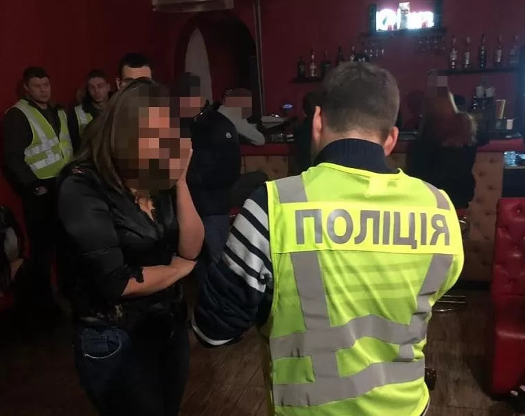 В центре Киева накрыли ночной клуб, в котором сутенерша организовала бордель. Фото: полиция