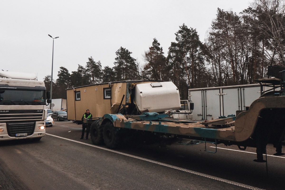 Из-за аварии на выезде из Киева затруднено движение транспорта. Фото: Информатор