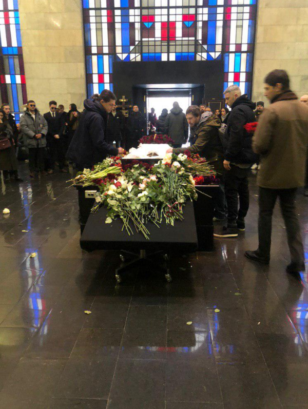 Семья не запрещала никому снимать церемонию прощания, но вот похороны сделают закрытыми. Фото: strana.ua