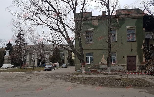 Администрация завода, которому принадлежит здание, пока не прокомментировала инцидент. 