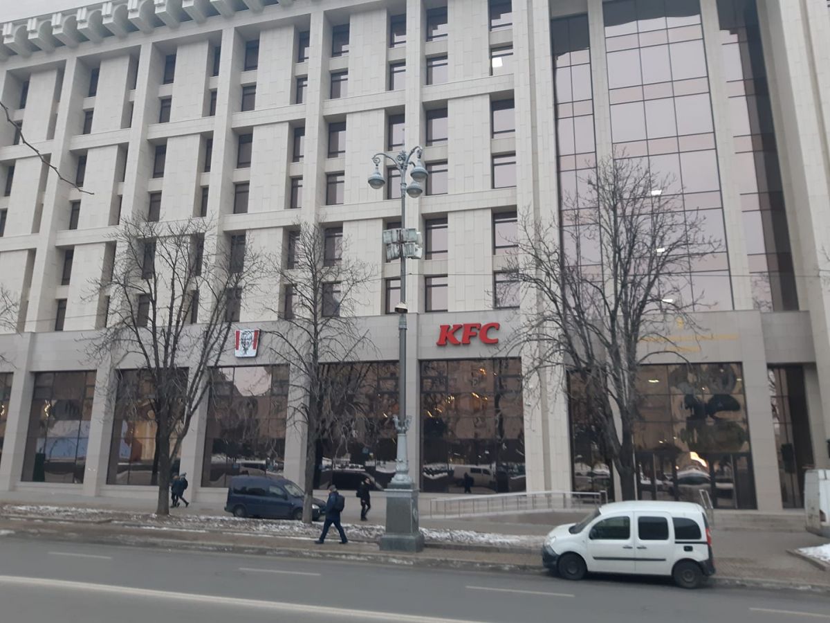Вывеску благополучно установили. Фото: Олег Слабоспицкий/Facebook