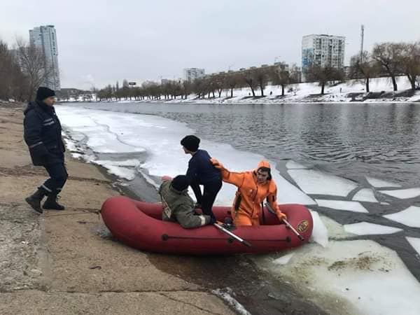 В Киеве мальчика, достали со льдины. Фото: facebook.cоm/DarnicaRysаnovkaBereznyaki