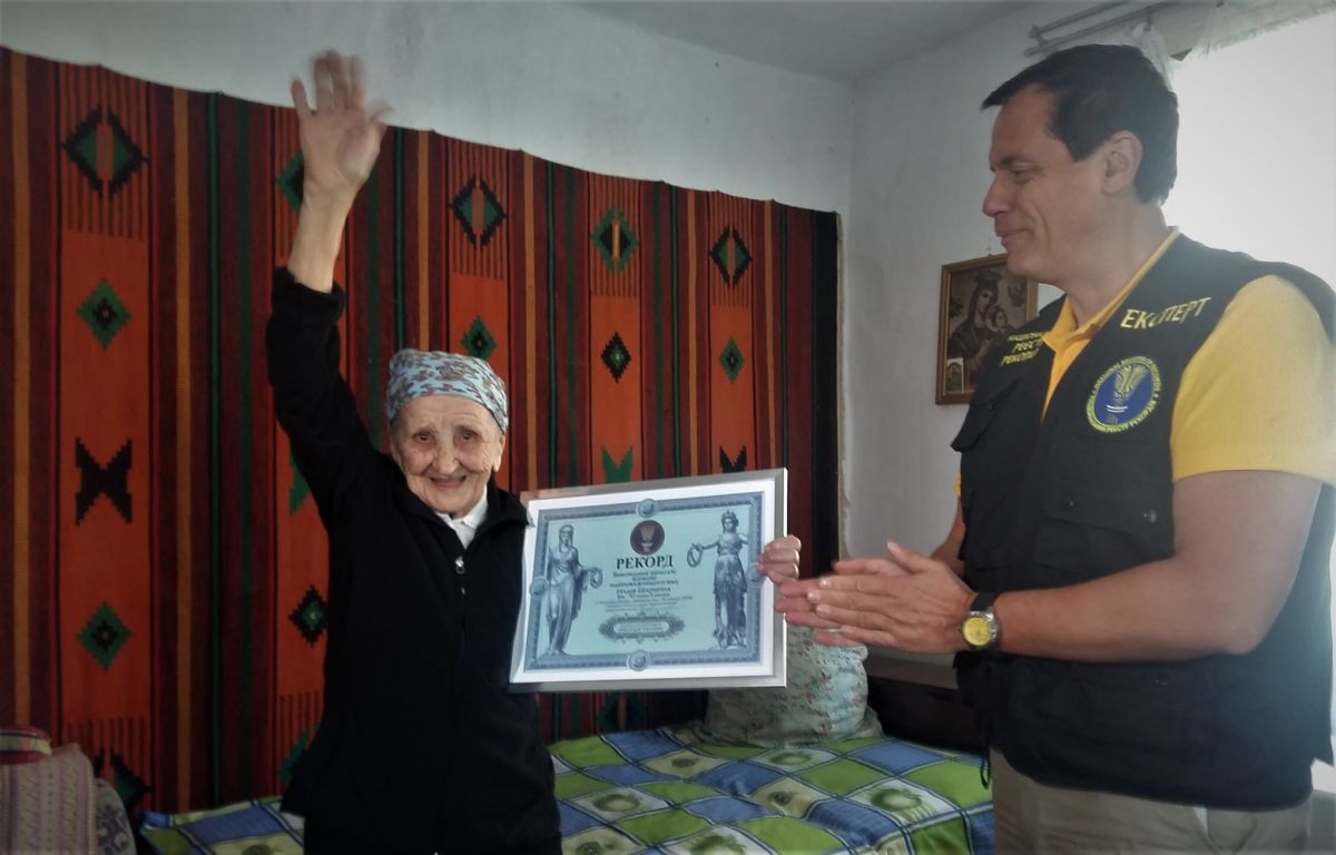 Надежда Шарыгина официально признана самой гибкой бабушкой Украины. Фото: facebook.cоm/NacionalnyjReestrRekordоv/