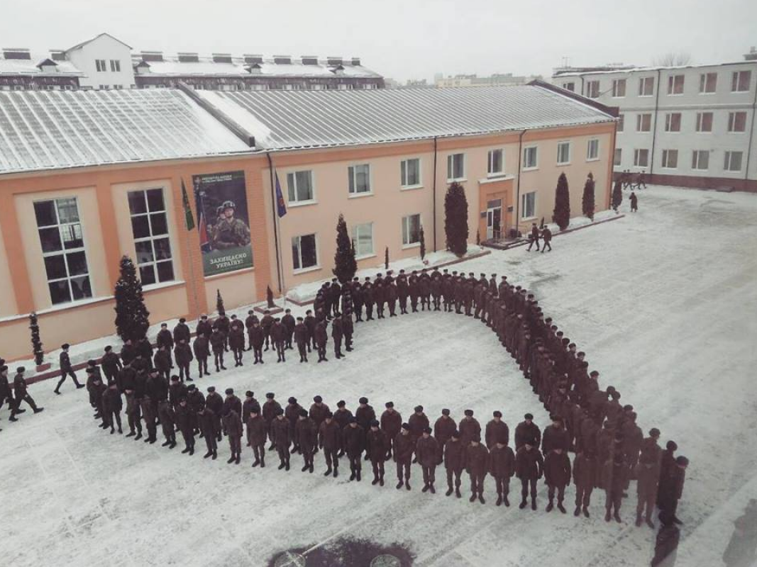 Курсанти Нацгвардії створили живе серце до Дня закоханих. Фото: Facebook/Національна академія Нацгвардії України