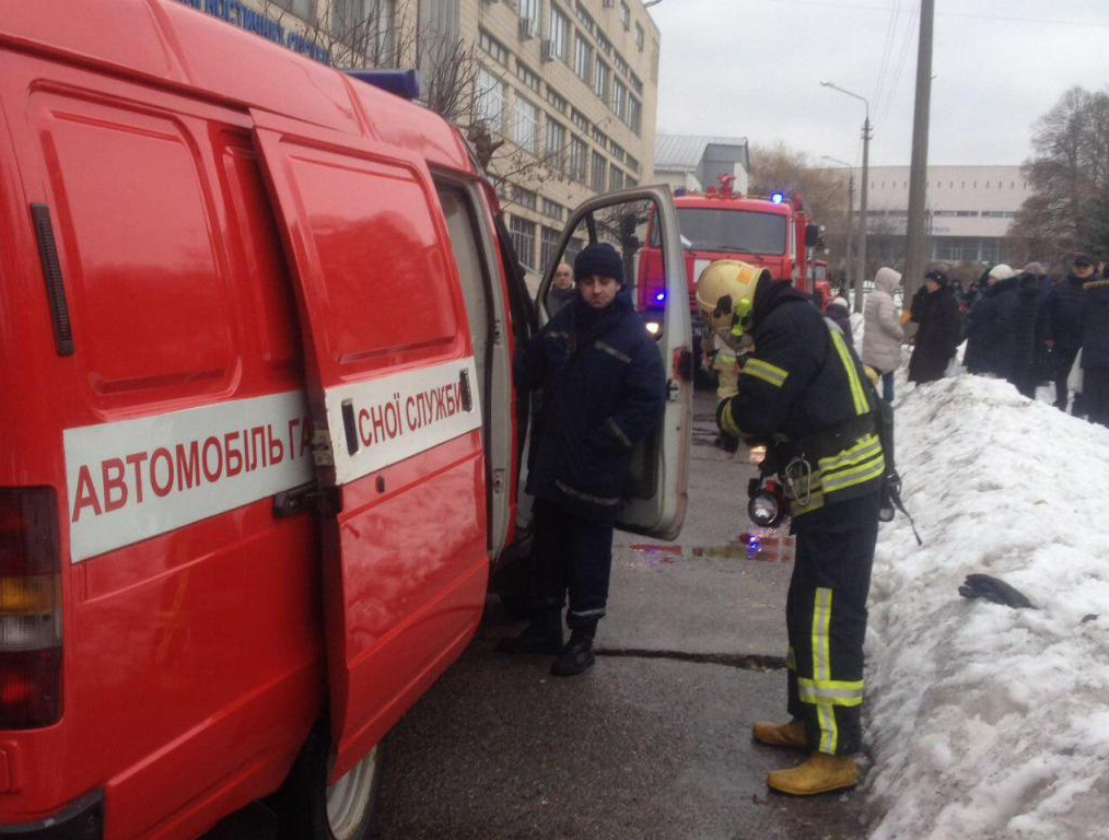 Загоряння сталося на цокольному поверсі чотириповерхового корпусу навчального закладу. Фото: http://kyiv.dsns.gov.ua