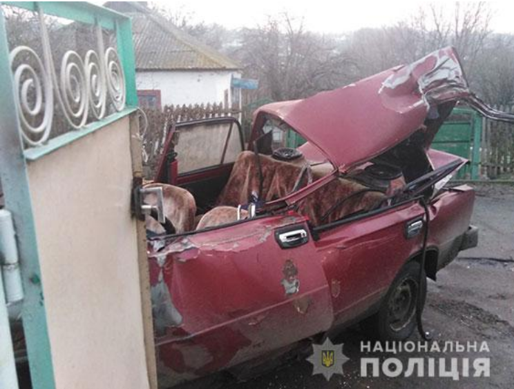 37-летний водитель легковушки не справился с управлением и допустил столкновение с припаркованным на обочине грузовым автомобилем
