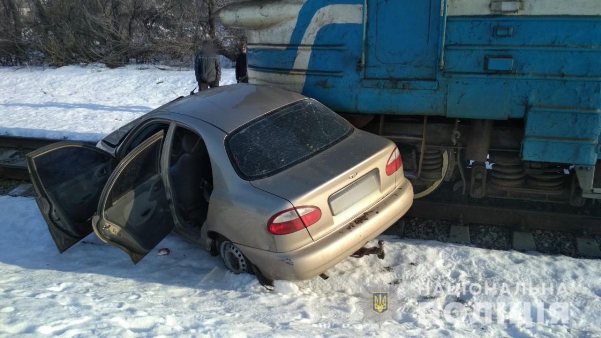 Поезд и авто столкнулись на переезде. Фото: facebook/police.kharkov