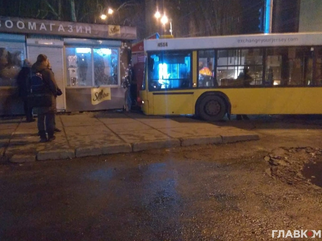 В Киеве водитель автобуса потерял сознание за рулем и влетел в киоски