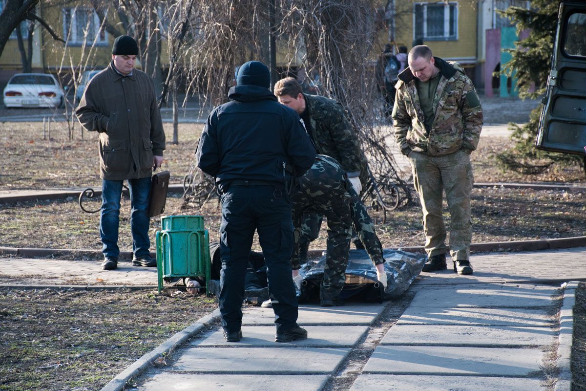 Мужчина упал лицом вниз на асфальт.
