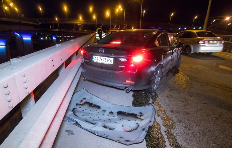 Вночі у Києві п'яний водій Mazda влетів у відбійник. Фото: Інформатор