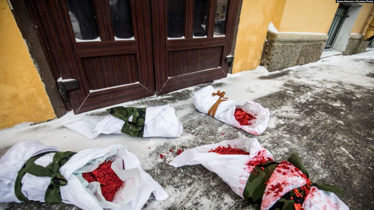 В пакунках було сире м'ясо. Фото: Девід Френкель