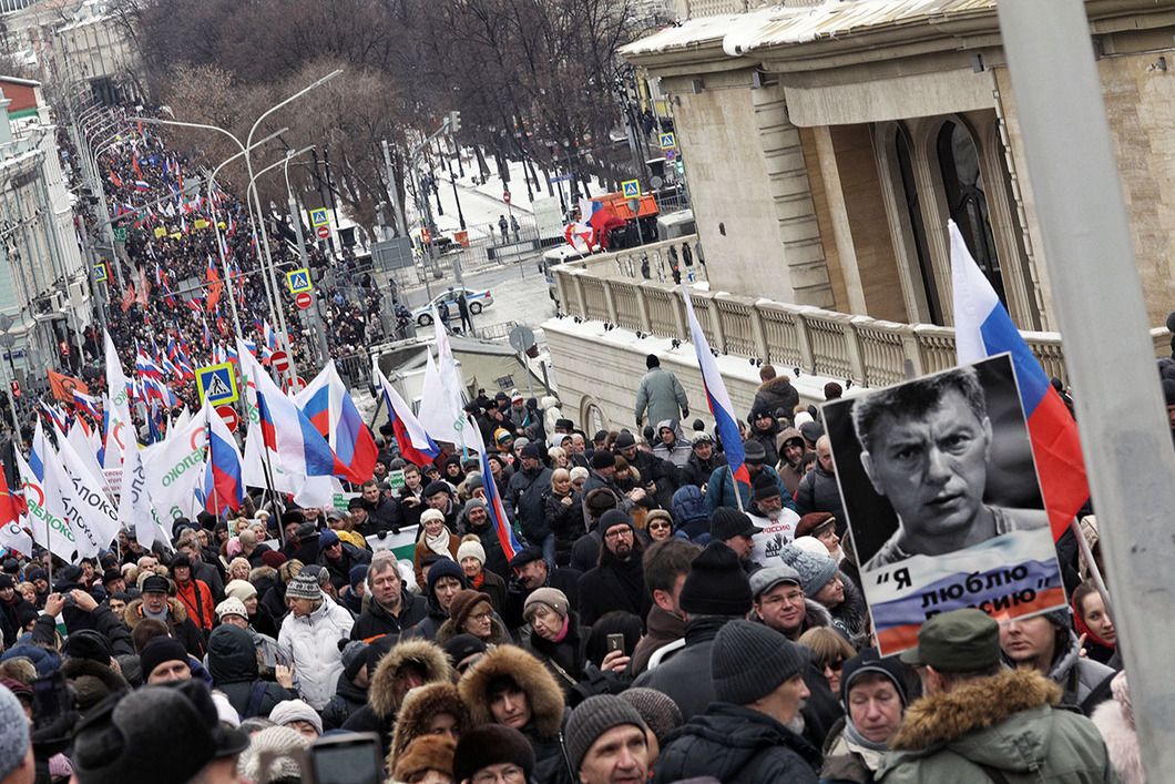 Участники митингов несли траспаранты и плакаты с Немцовым. Фото: 