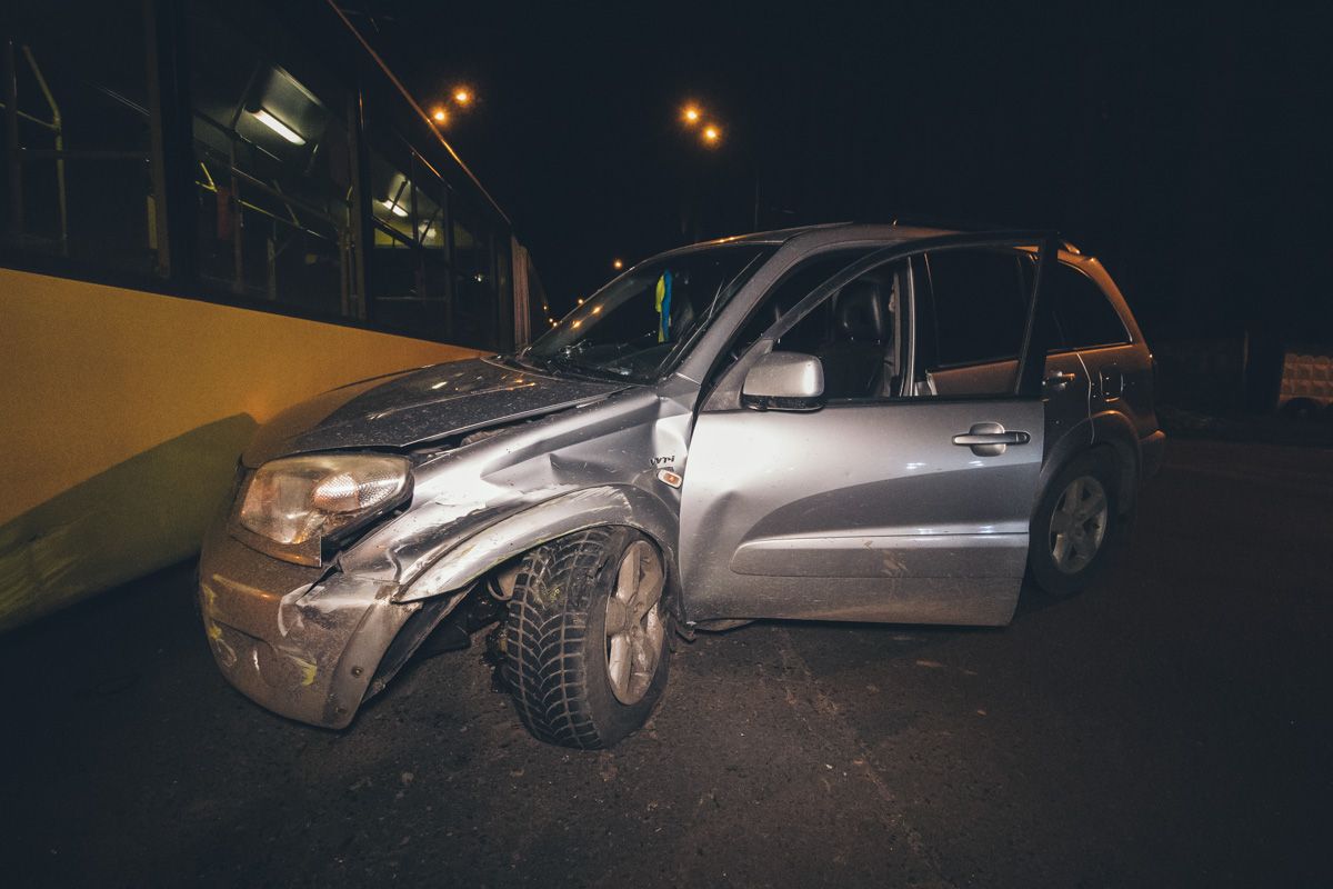 Автомобиль получил серьезные повреждения.