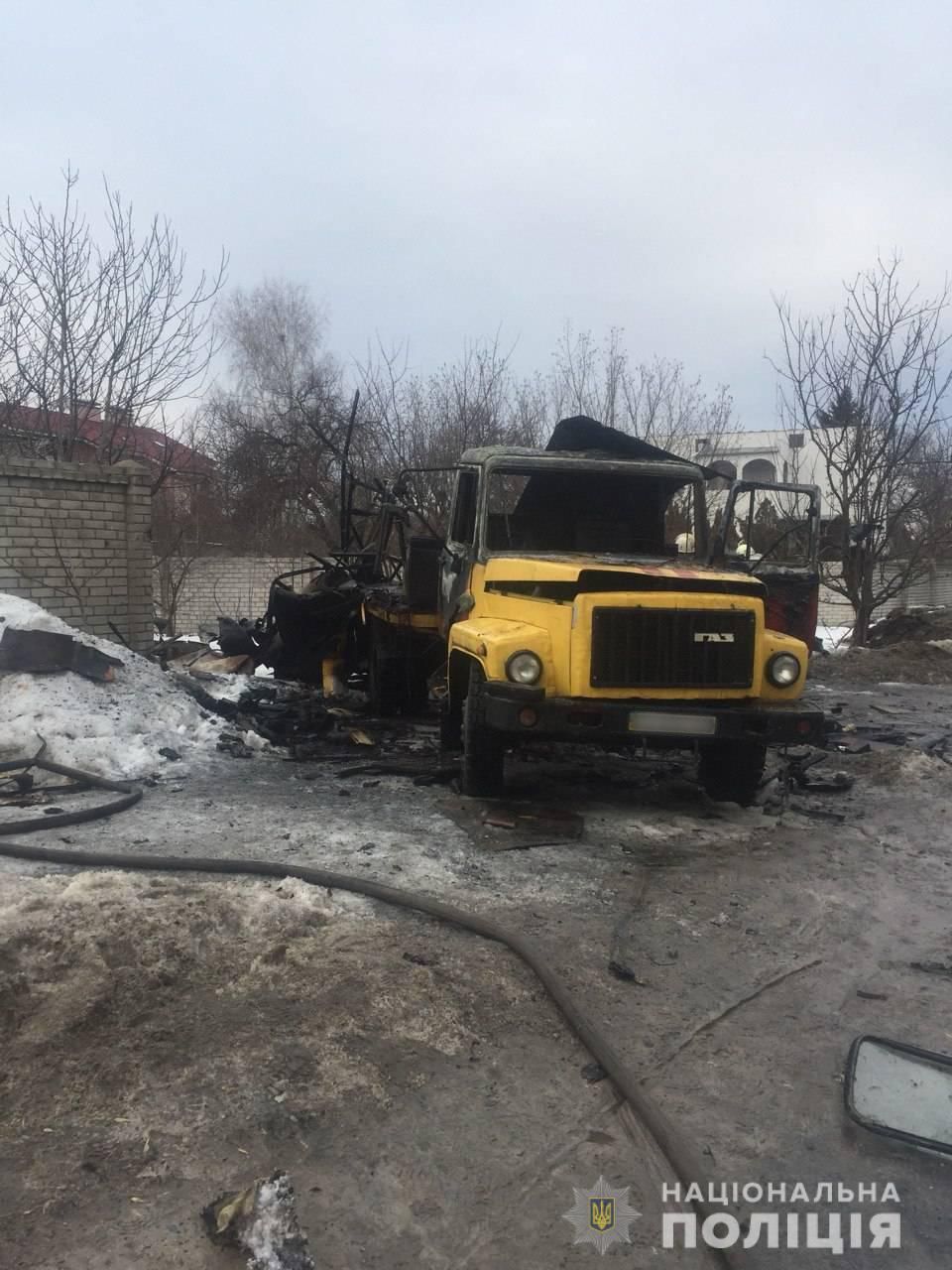 Взрыв произошел на автомобиле, который принадлежит коммунальному хозяйству.