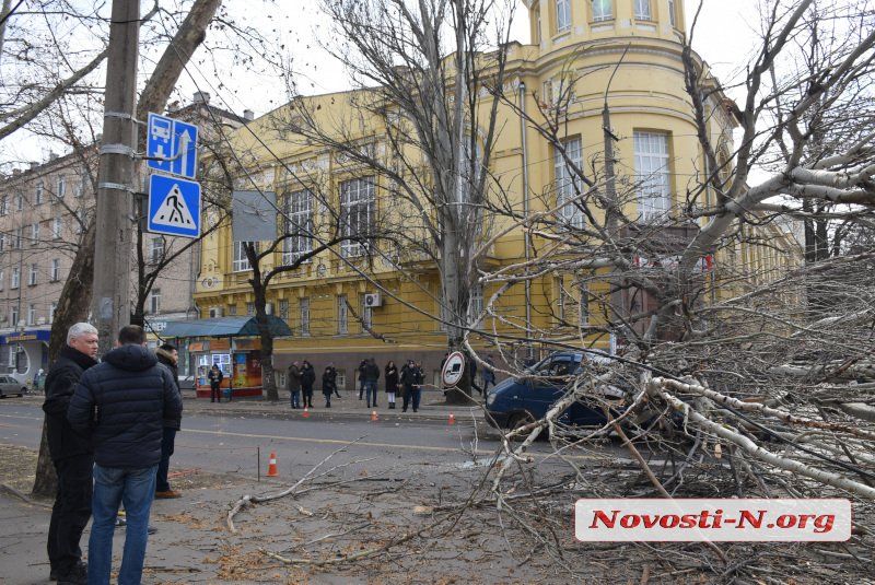 При падении оборвало провода.