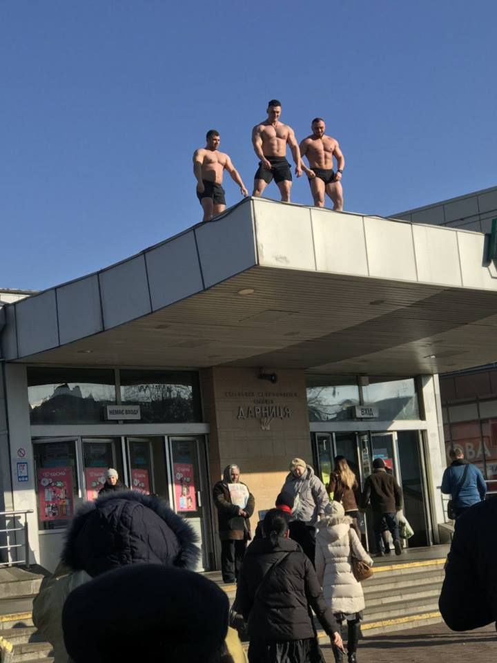 У Києві біля метро чоловіки-