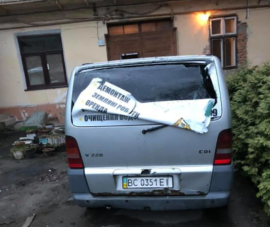 Зірвана вітром дах пошкодила автомобіль. Фото: Варта1