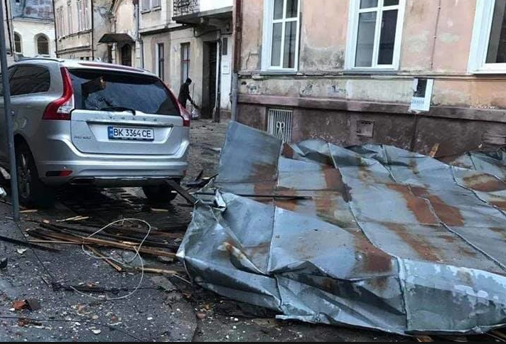 Шквальний вітер зірвав дах, яка впала на автомобіль. Фото: Варта1