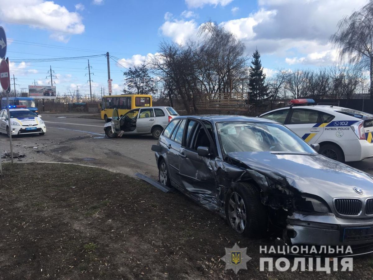 Место столкновения BMW и ВАЗа.