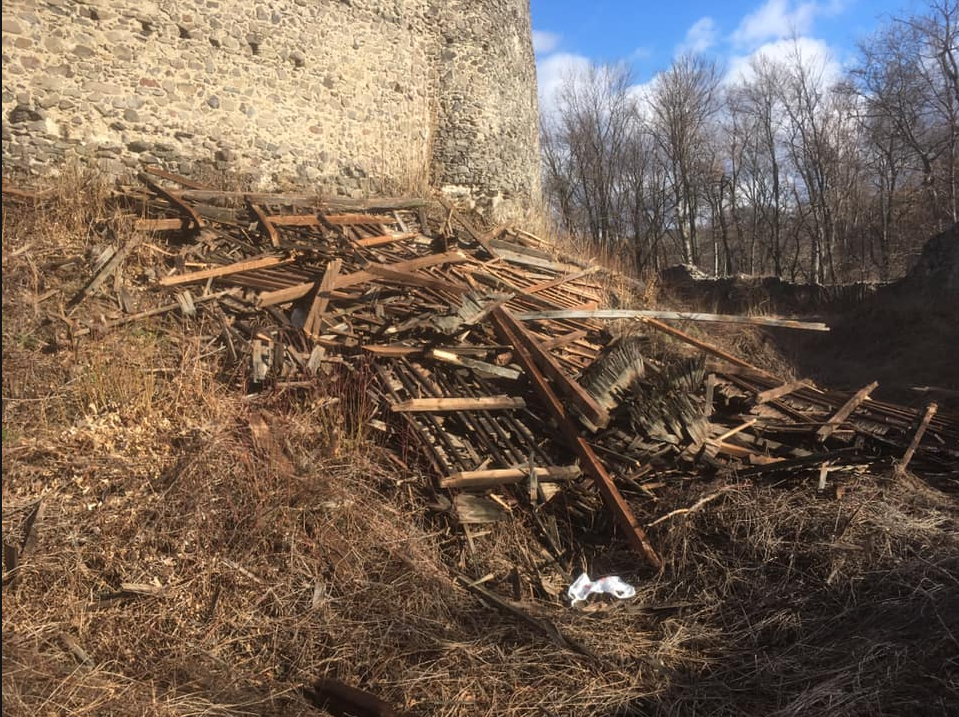 Невицкий замок построили еще в XIII веке на вершине холма над долиной реки Уж