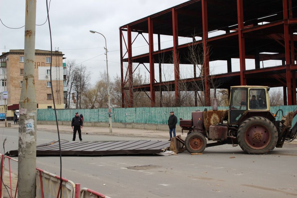 Зірвана металева конструкція у Бердичеві. Фото: 