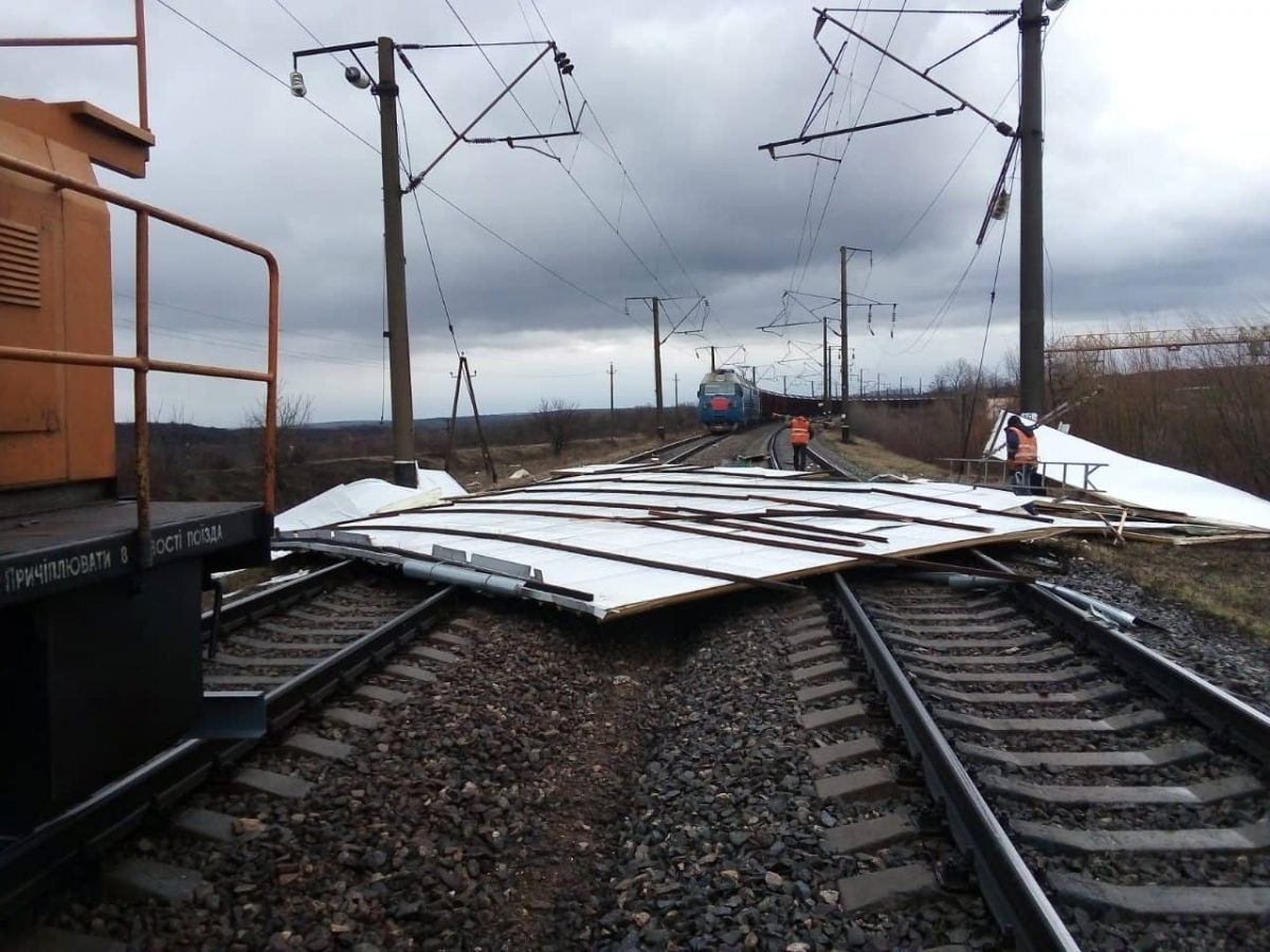 Кровля упала на колии и заблокировала движение поездов. Фото: 