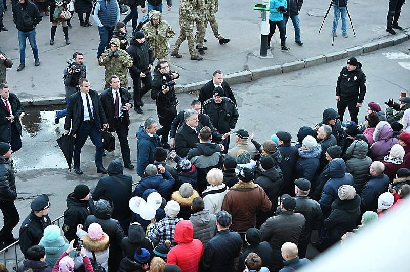 На фото видно, что Порошенко идет навстречу к избирателям на другой стороне улицы. Фото: www.facebооk.com/leoztr