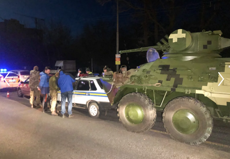 БТР врезался в легковое авто в Киеве. Фото: Информатор