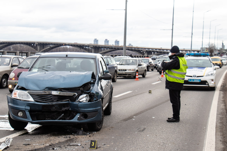 У Києві п'яний водій Ford влетів в Renault. Фото: Інформатор
