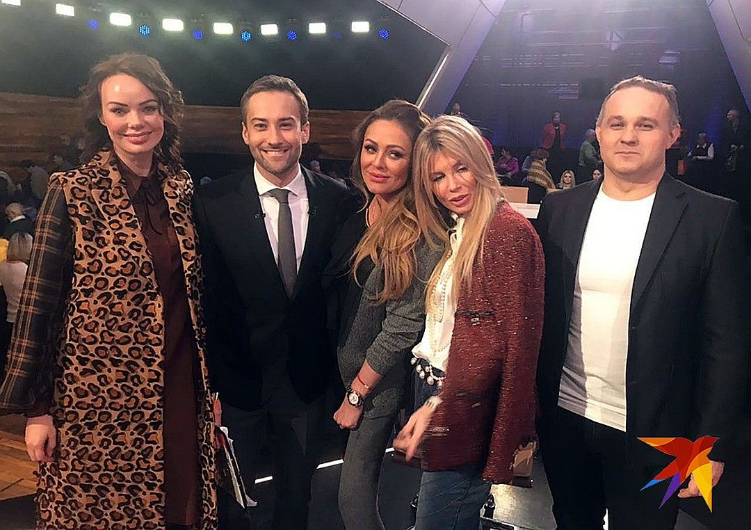 Лікар Василь Шуров (праворуч) з Юлією Началовою на шоу 