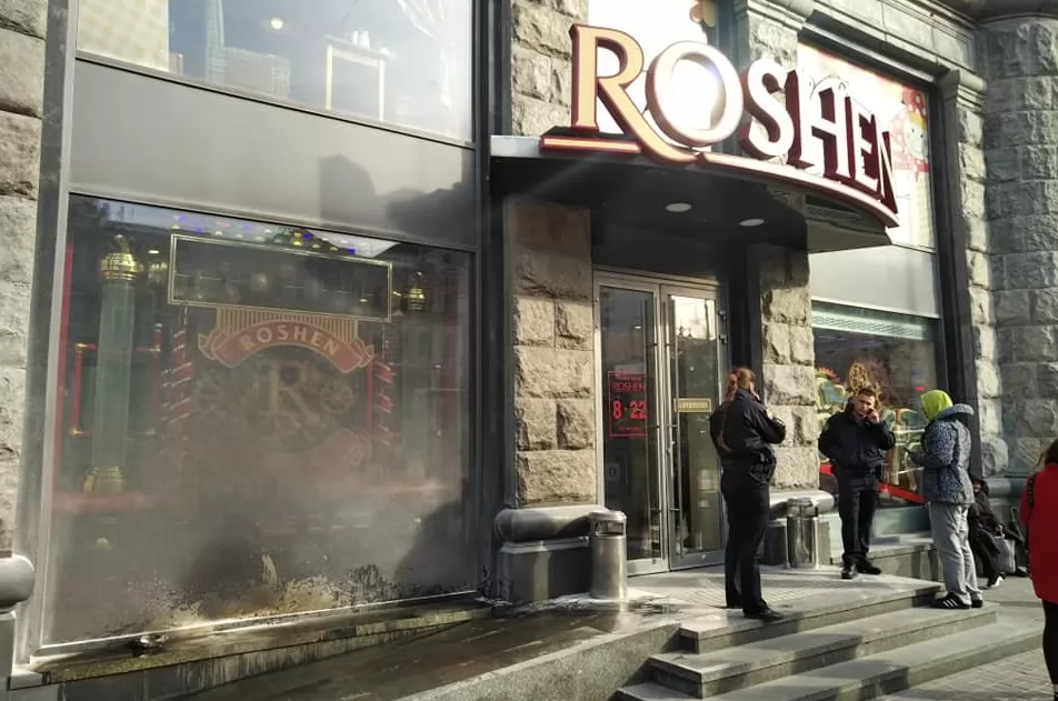 На Хрещатику підпалили Roshen. Фото: Facebook/Дмитро Власов