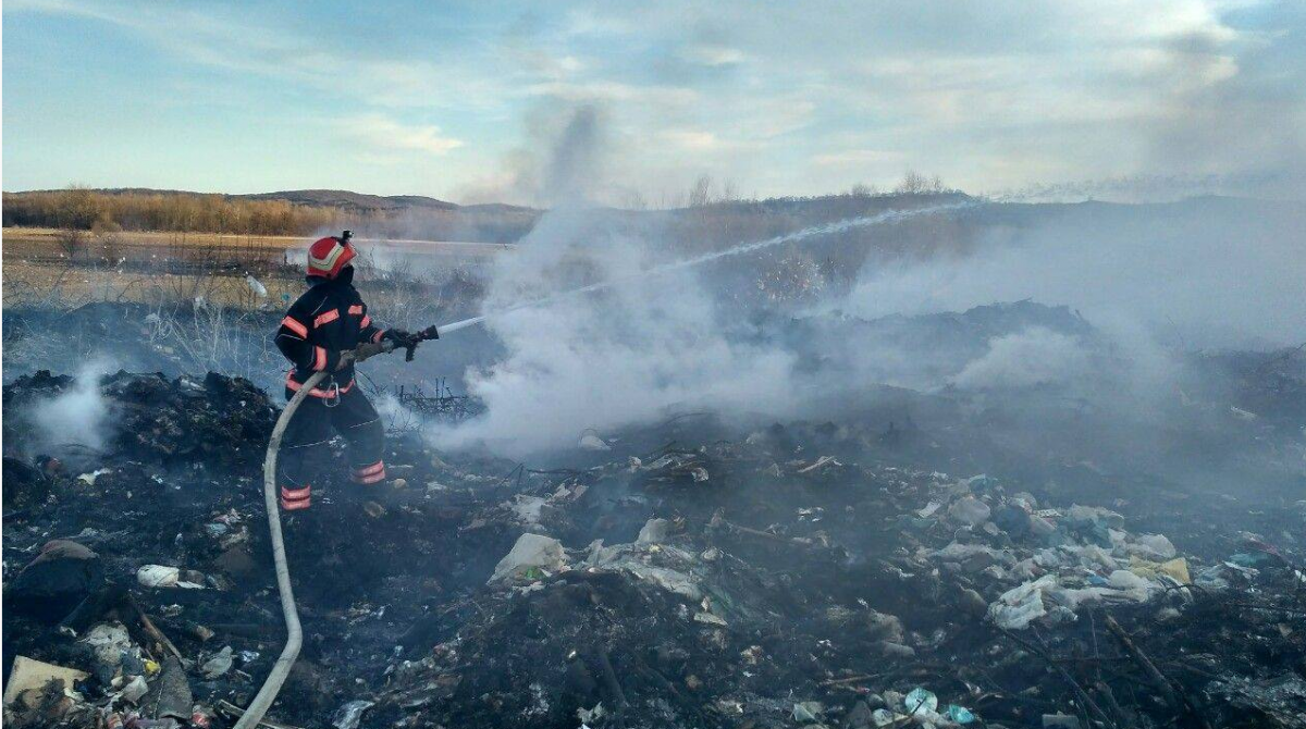 Пожар на мусорном полигоне в Черновицкой области. Фото: dsns.gov.ua