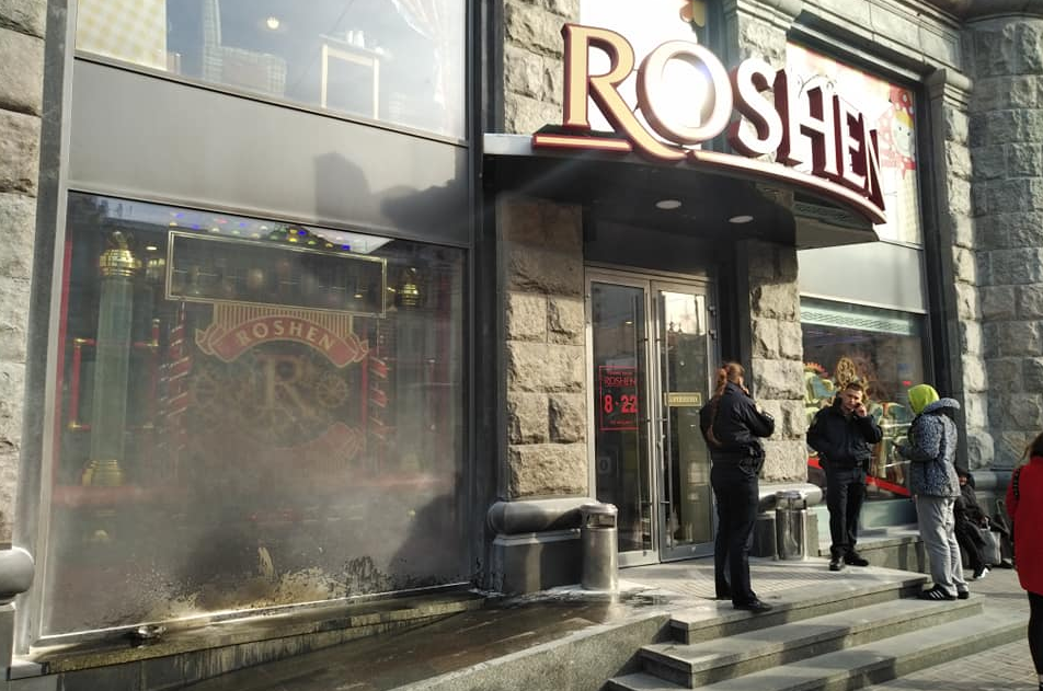 На Крещатике подожгли Roshen. Фото: Фейсбук/Дмитрий Власов