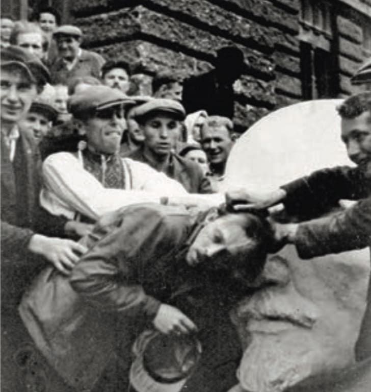 В начале июля 1941 года в Лемберге правят толпы. Толпа украинцев противостоит захваченному человеку со статуей головы Ленина, очевидно, чтобы унизить его. Местные украинцы и немецкие войска убивали и жестоко обращались с евреями и советскими чиновниками. Акты массового уничтожения уже начались, когда финские добровольцы прошли через Лемберг 1 июля 1941 года в направлении фронта. WC.