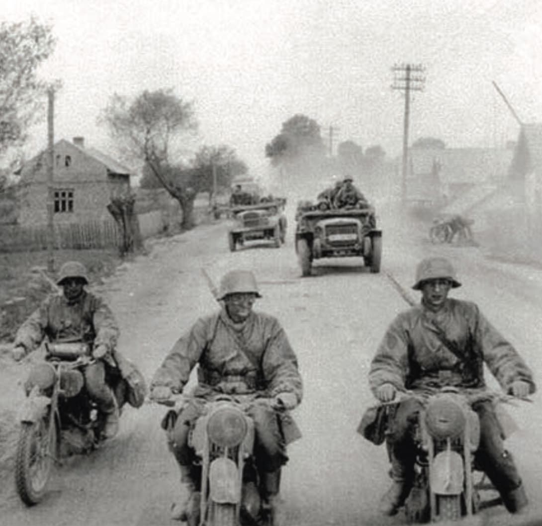 Мотоколонна дивизии СС Викинг, движущаяся на восток от Лемберга 2 июля  1941 года. KD Coll., SLS.